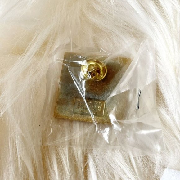 Hudson’s Bay Olympics 2010 XXI Winter Olympic Games Vancouver Canada pin - Picture 3 of 4